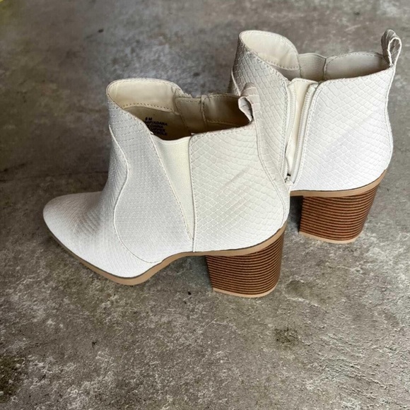 Woman’s high heeled boot size 8 - Picture 4 of 5